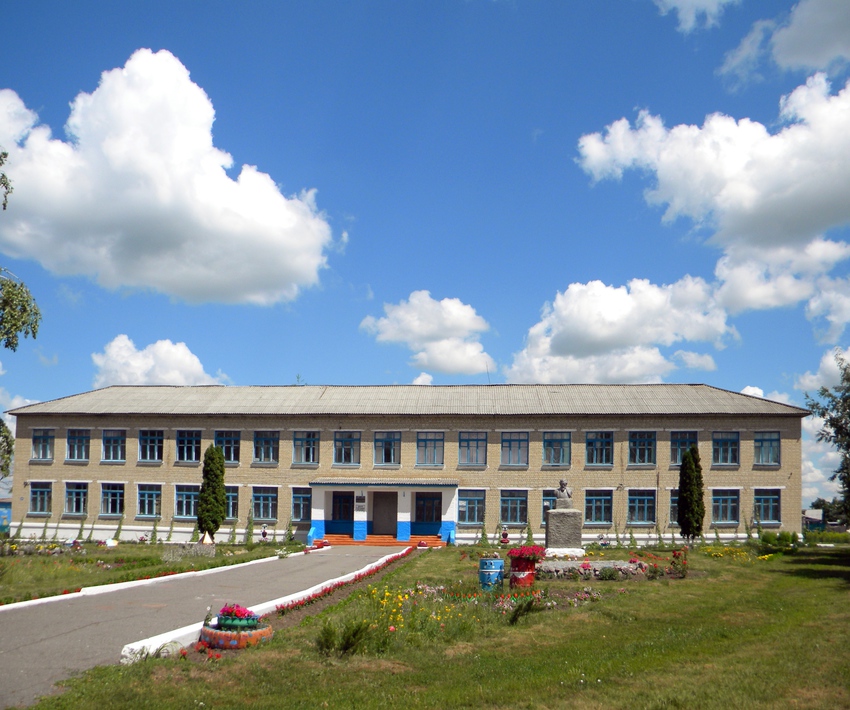 Здание средней школы в селе Подсереднее
