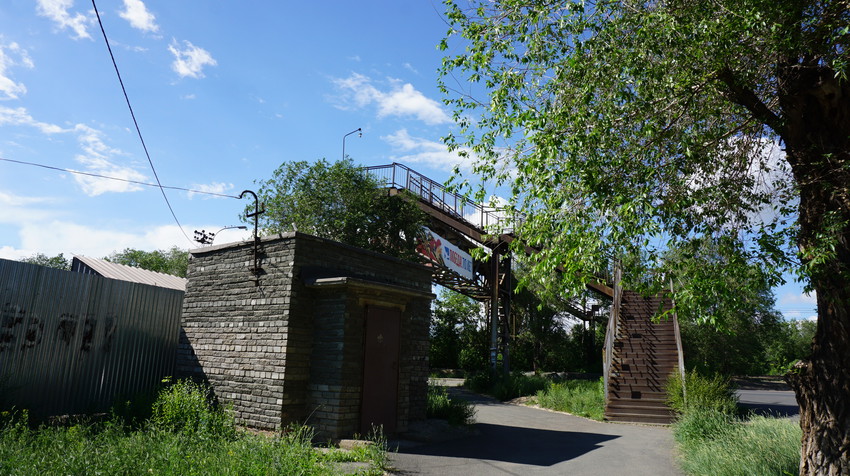 Вход на пешеходный мост через автодорогу и ж\д пути.