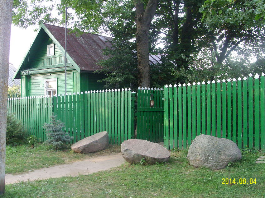 У дома старца Николая Гурьянова