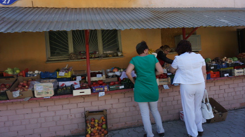 Мини рынок на улице Ленина.