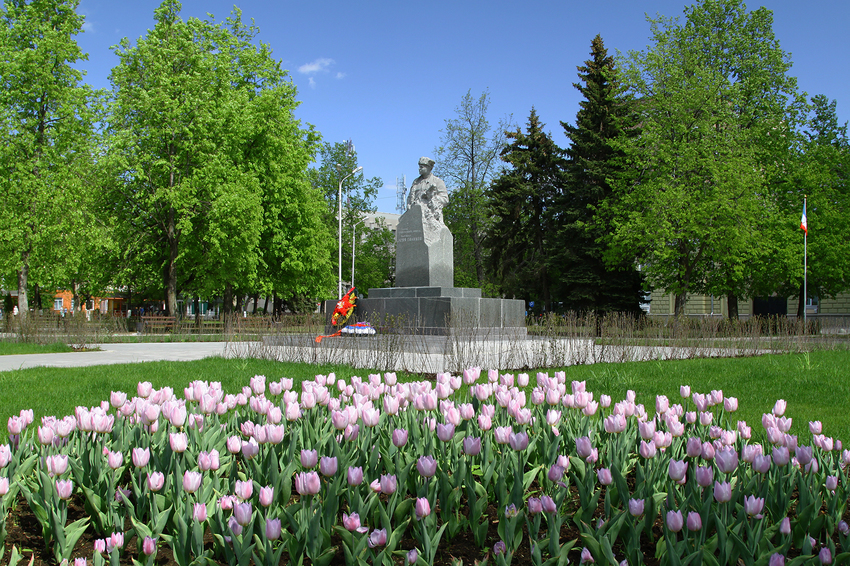 Памятник Лене Голикову