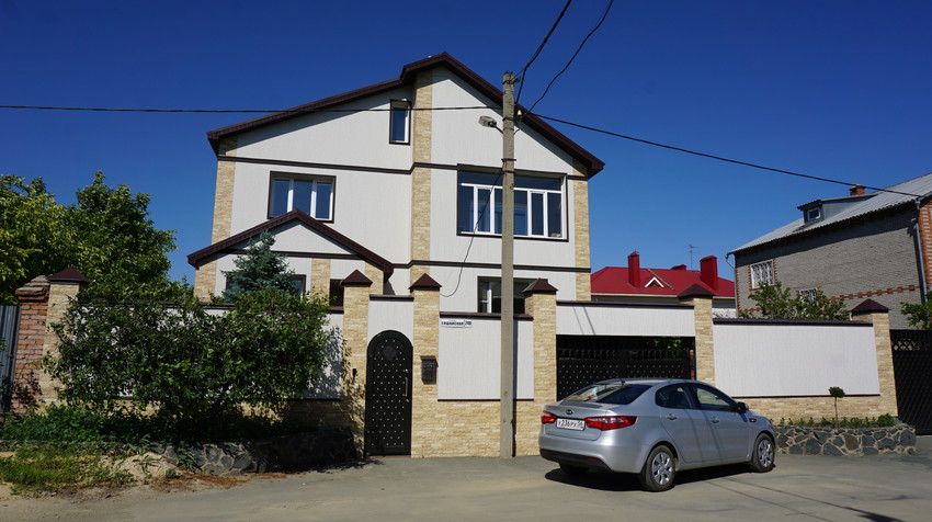 На улице Елшанской.