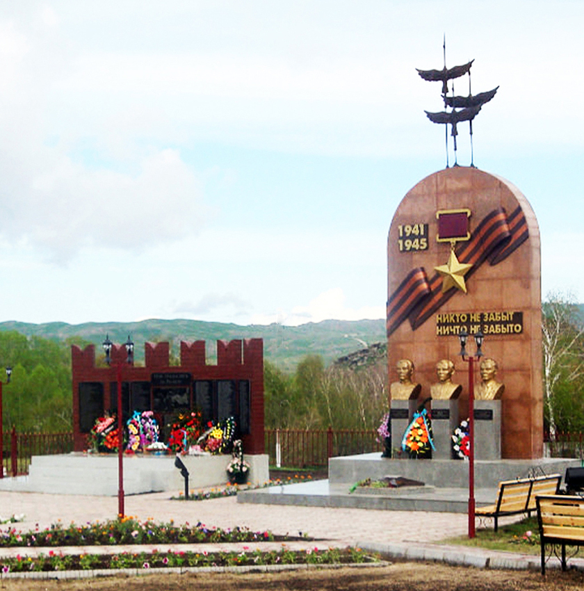 Памятник воинам ВОВ и Памятник с бюстами  Героев Советского Союза 07.05. 2015 год
