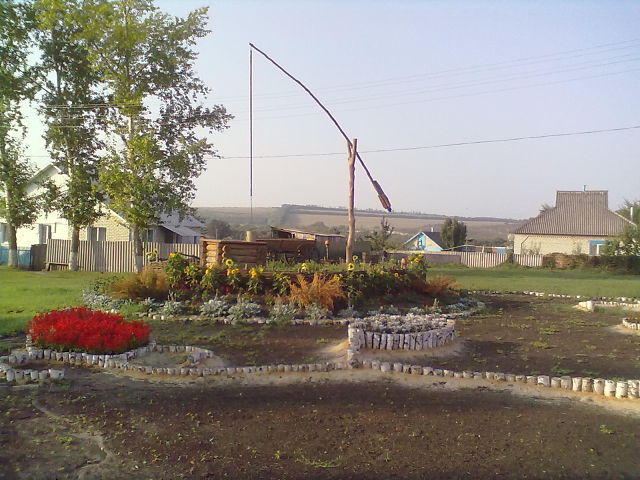 Памятник колодцу в центре села