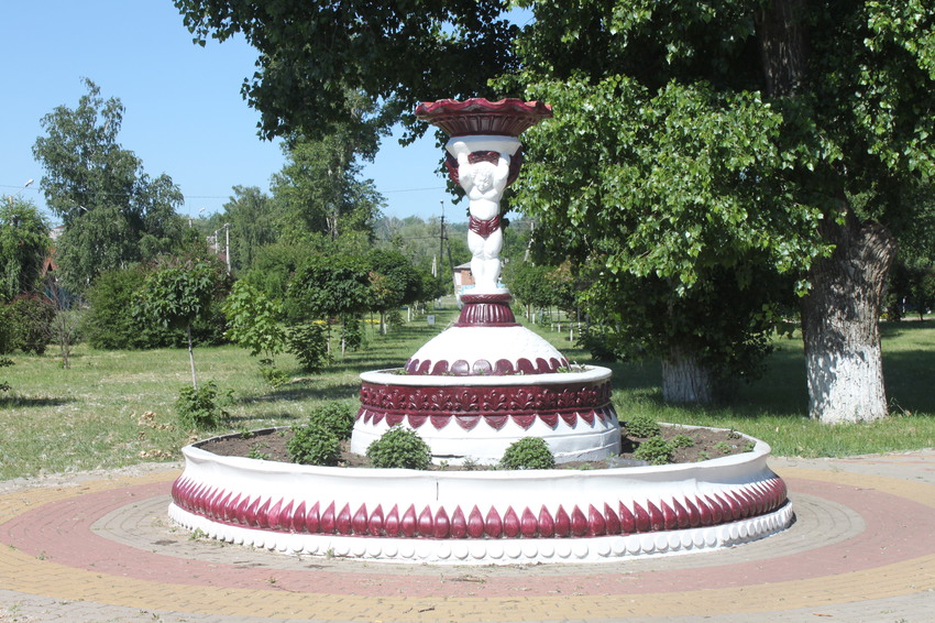 Уразово. Фонтан-клумба.