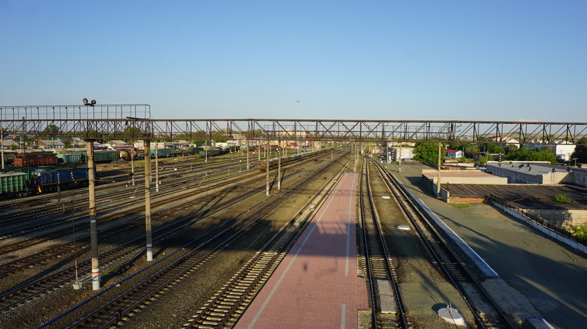 Вид на перон с пешеходного моста.