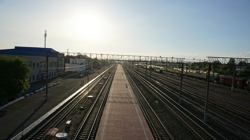Вид на перон с пешеходного моста.