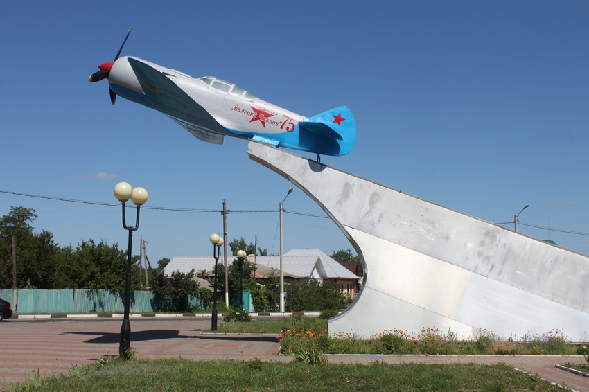 Уразово. Памятник в честь Ивана Кожедуба.