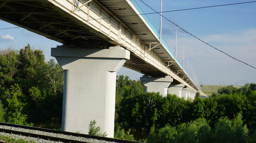 Ущелье.Мост через реку Урал.