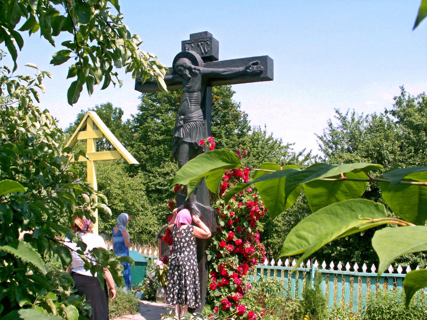Могила иеросхимонаха Иоанна в Курской Коренной пустыни