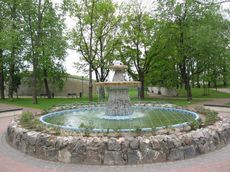 Нарва, фонтанчик перед Нарвской крепостью