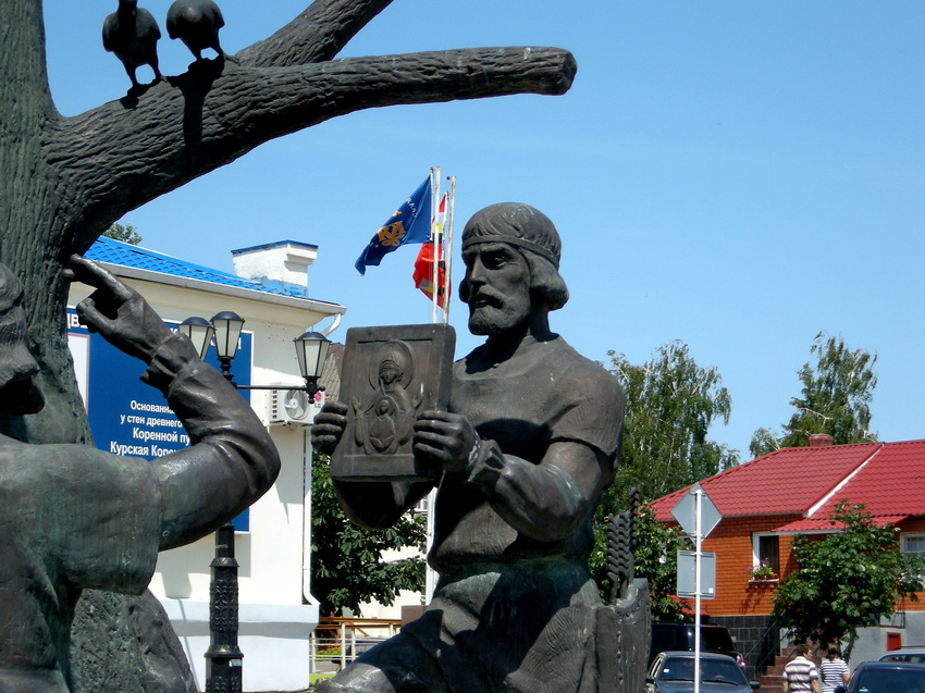 Памятник на Знаменской площади в честь обретения иконы «Знамение»