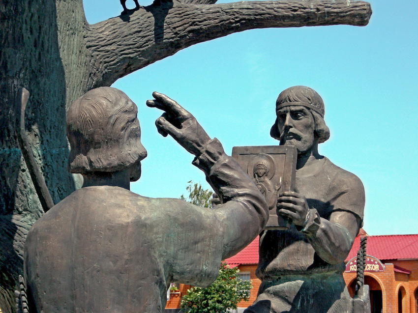 Памятник на Знаменской площади в честь обретения иконы «Знамение»