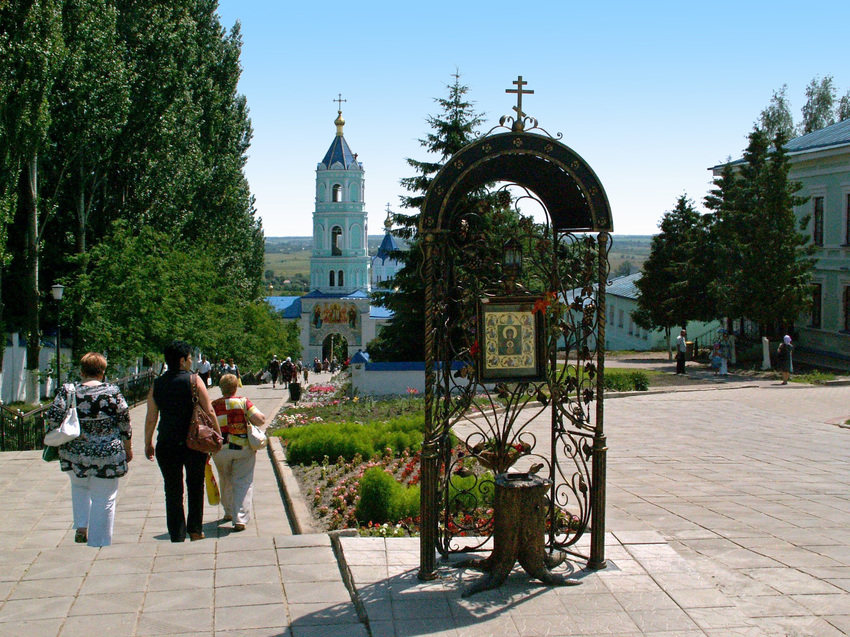 Металлический киот со списком Курской Коренной иконы Богоматери