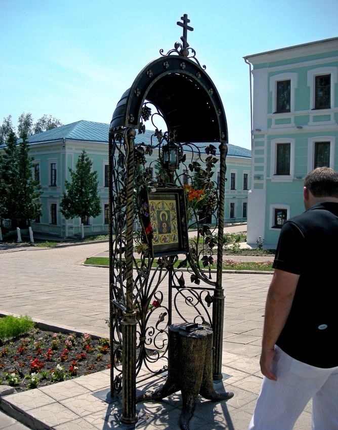 Металлический киот со списком Курской Коренной иконы Богоматери