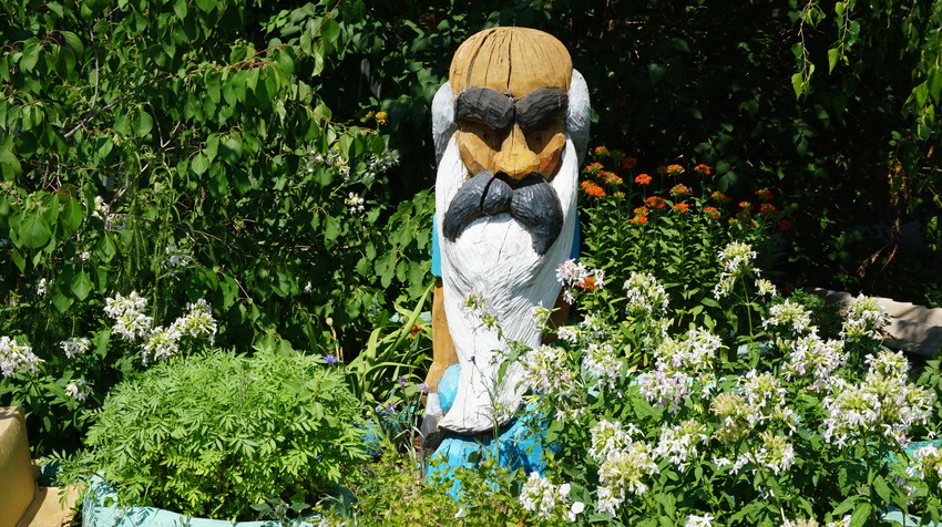 Деревяная игрушка в клумбе