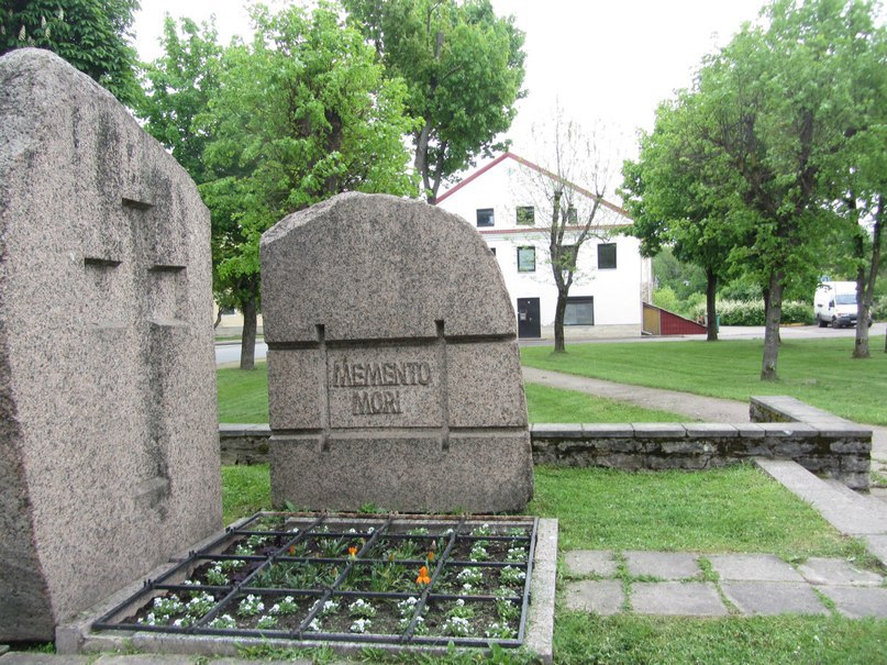 Нарва,  памятник около ж/д вокзала, другой ракурс