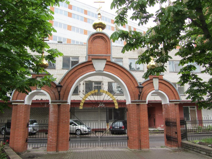 Нарвский Воскресенский собор, ворота