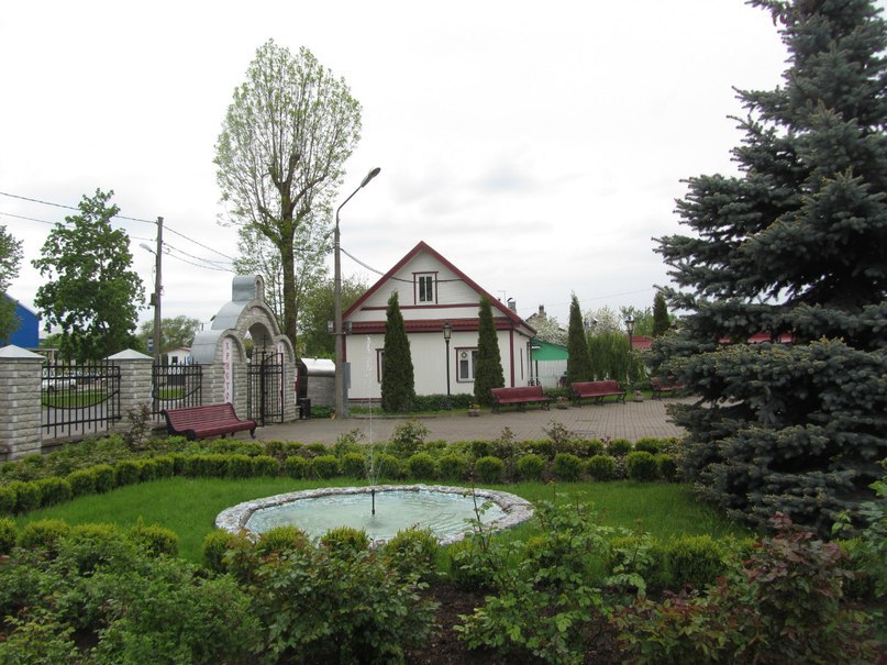 Территория церкови Нарвской иконы Божией Матери и Иоанна Кронштадского