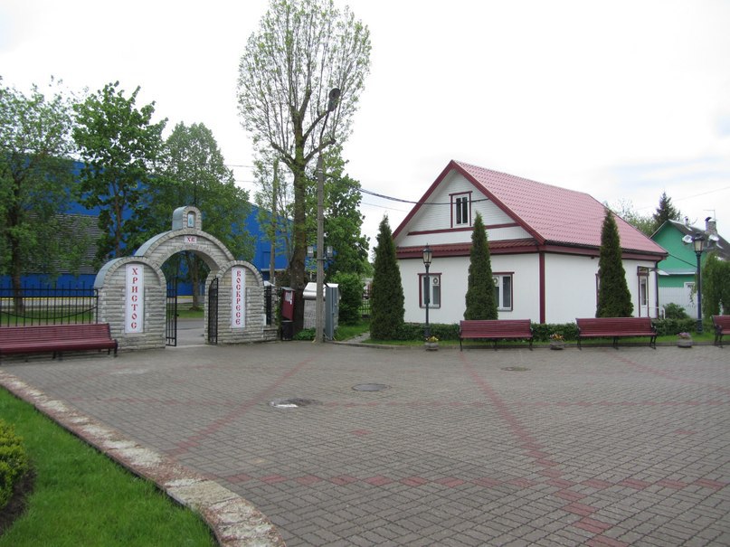 Территория церкови Нарвской иконы Божией Матери и Иоанна Кронштадского