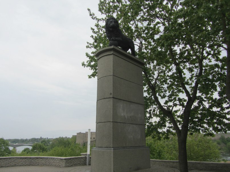 «Шведский лев», установленный в Нарве в память шведских солдат времен Северной войны