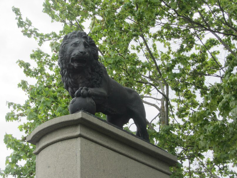 «Шведский лев», установленный в Нарве в память шведских солдат времен Северной войны