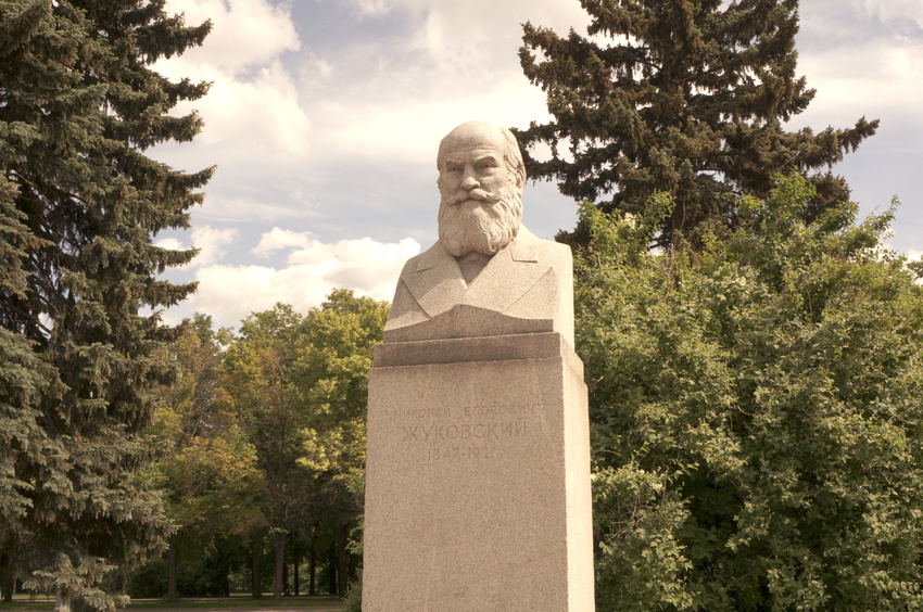 Памятник отцу русской авиации Николаю Егоровичу Жуковскому