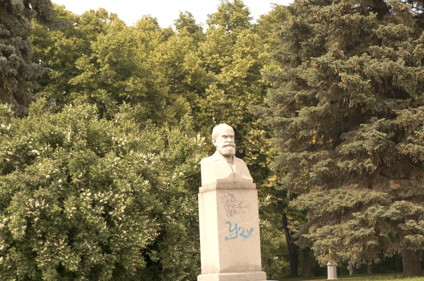 МГУ, Памятник физиологу Ивану Петровичу Павлову