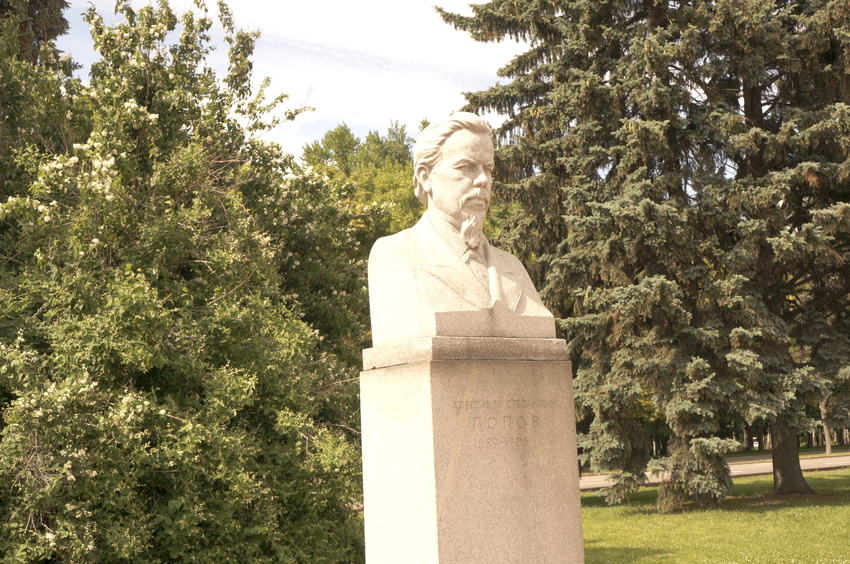 Памятник физику Александру Степановичу Попову