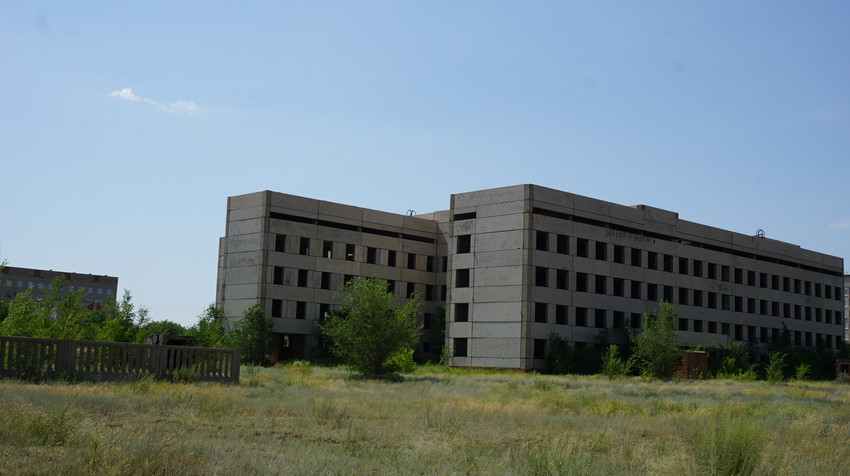 Не законченное строительство поликлиники.