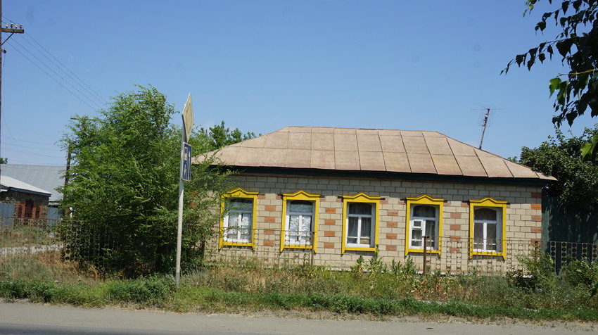 На улице Орджоникидзе.