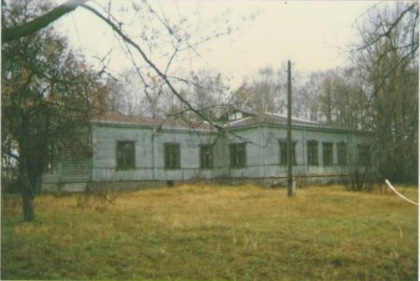 Бывшая Петровская школа на месте бывшего храма. 1996г.