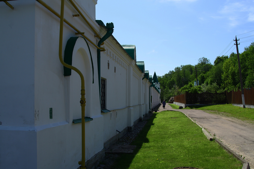 Западная стена Никольского мужского монастыря