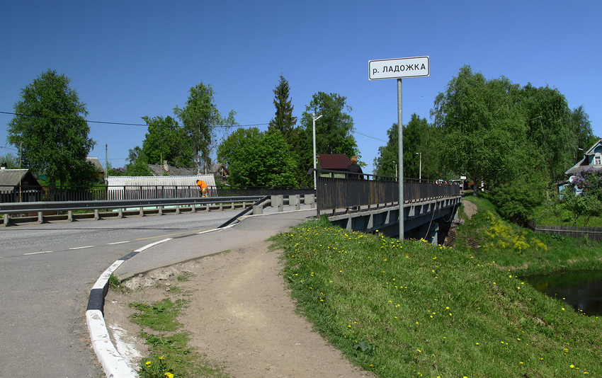 Мост через реку Ладожку