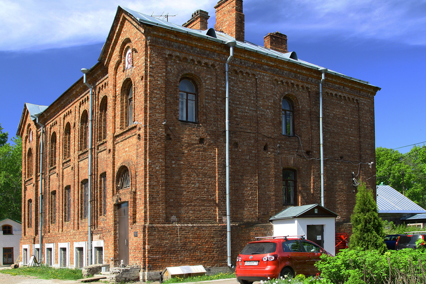 Трапезный корпус Свято-Успенского девичьего монастыря