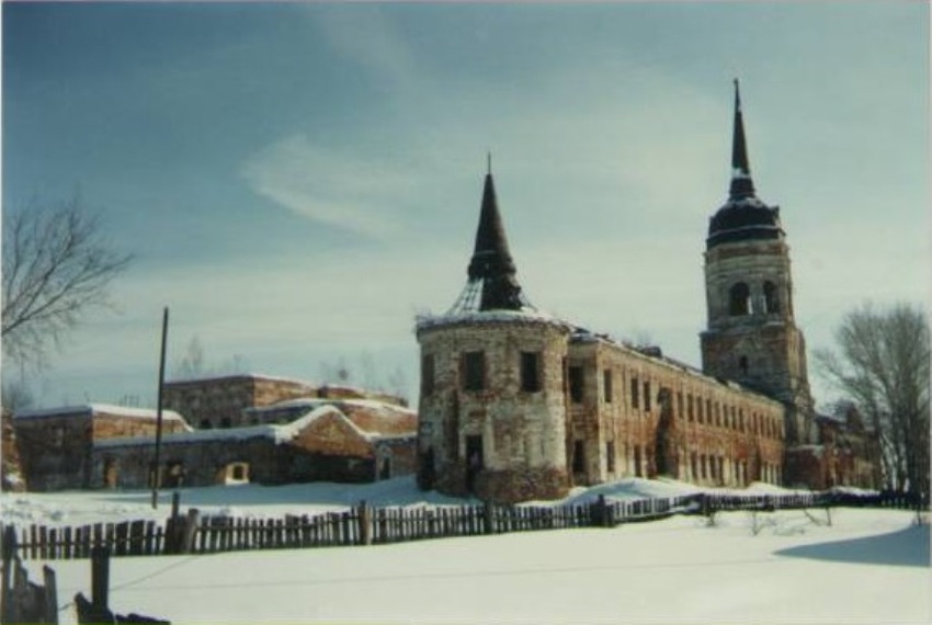 Заброшенные постройки Николае-Радовицкого монастыря. 90-е годы