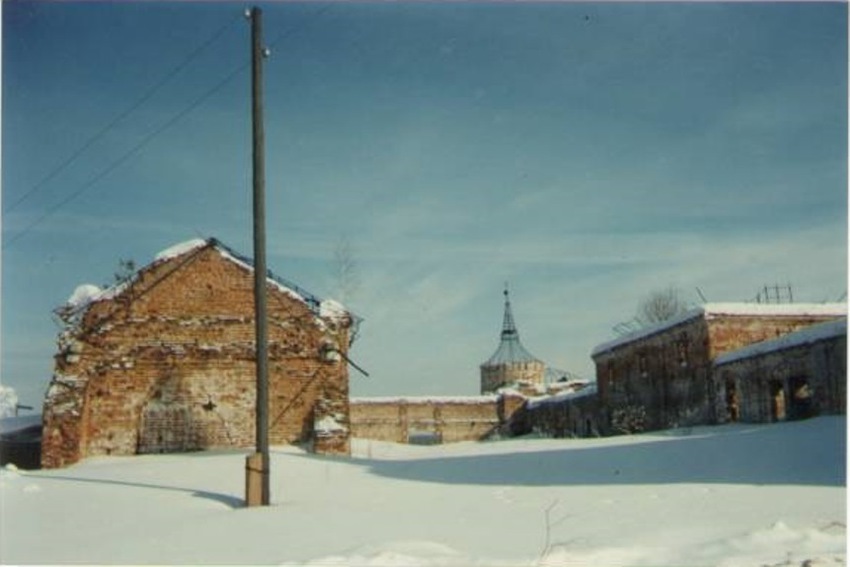 Остатки монастырских построек. 90-е годы