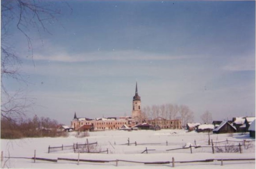 Вид на заброшенный монастырь в селе Радовицы. 90-е годы