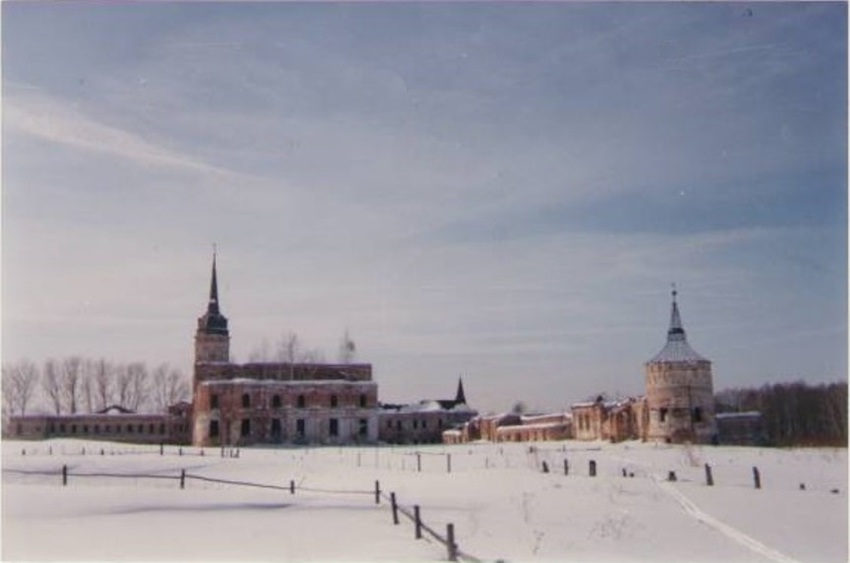 Панорама заброшенного Николае-Радовицкого монастыря. 90-е годы