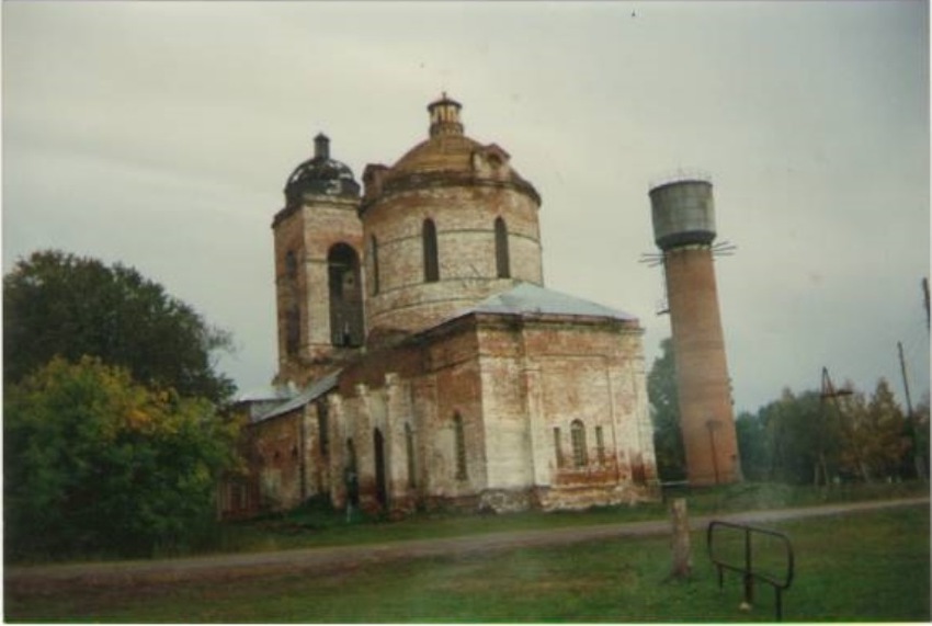 Заброшенный Покровский храм в с. Пустоша. Вид с юго-востока. 1993г.
