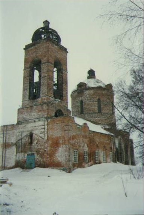 Заброшенный Покровский храм в с. Пустоша. Вид с юго-запада. 1993г.