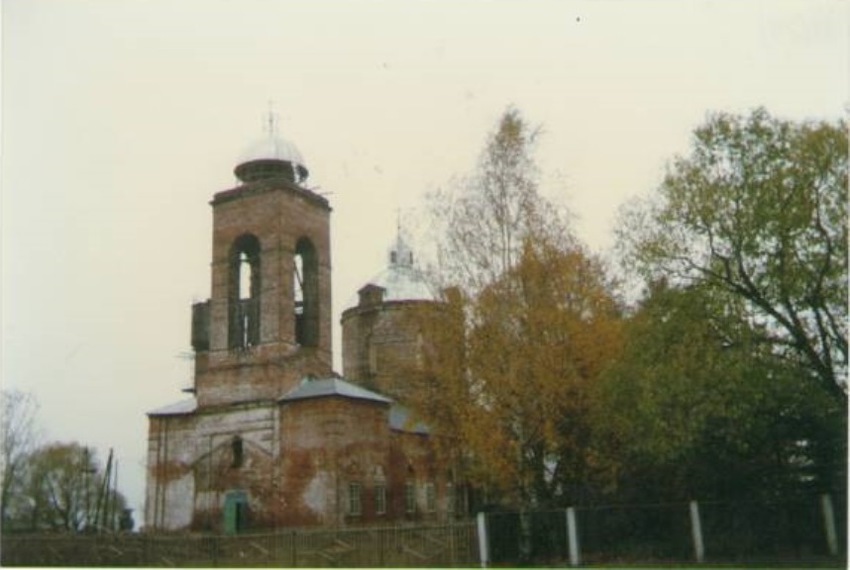 Восстанавливаемый Покровский храм в с. Пустоша. Вид с юго-запада. 1996г.