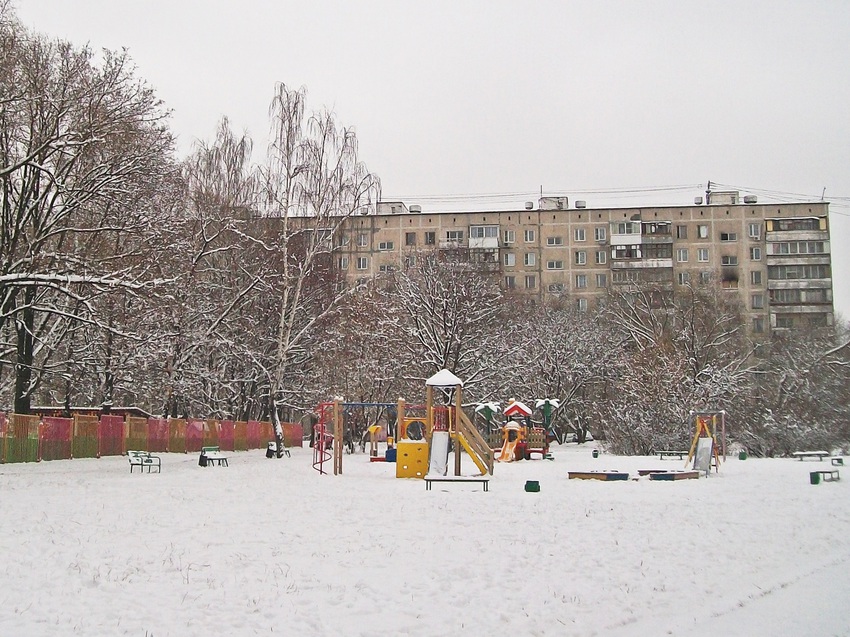 Детская площадка после снегопада.