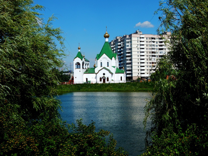 Всехсвятская церковь у Суздальского пруда.