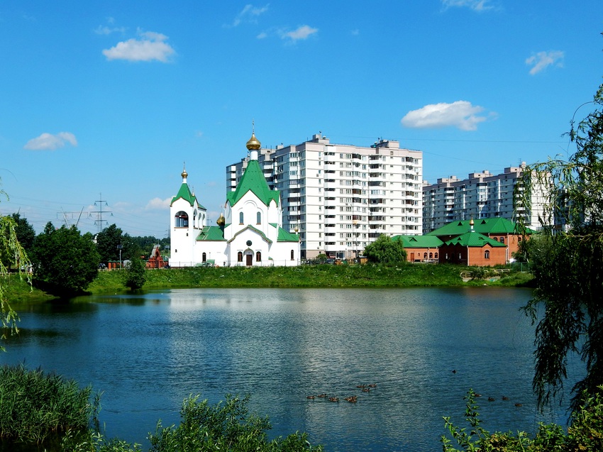 Всехсвятская и Крестильная церкви у Суздальского пруда в Новокосино.