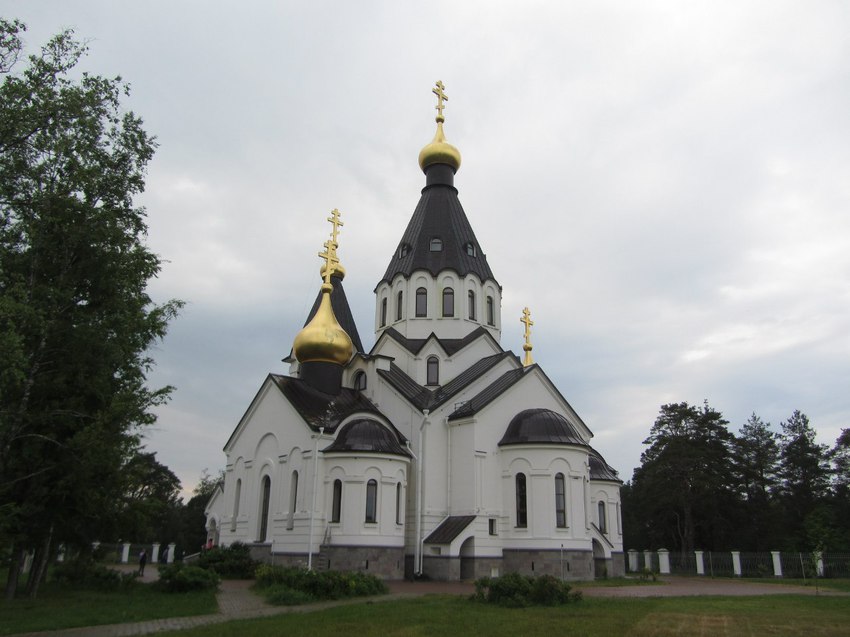 Краколье, Троицкий храм, территория храма