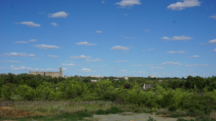 Вид на кирпичный посёлок с насыпной дамбы.