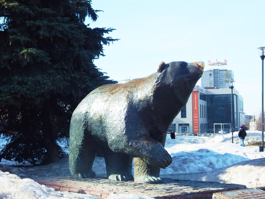 Скульптура &quot;Легенда о пермском медведе&quot;.
