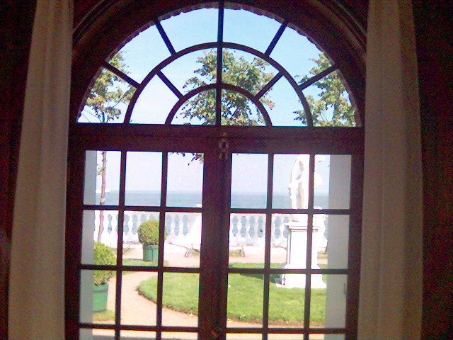 Вид из окна дворца Монплезир.