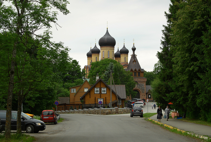 Вид на Пюхтицкий женский монастырь